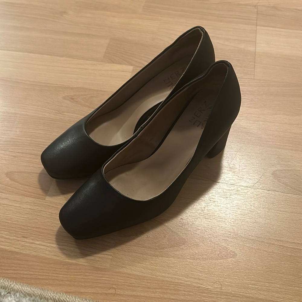 Naturalizer heels black matte black.  (m) size
